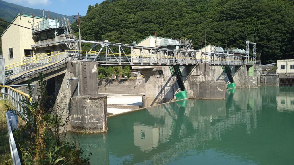 デンカ大網発電所取水堰の上流側