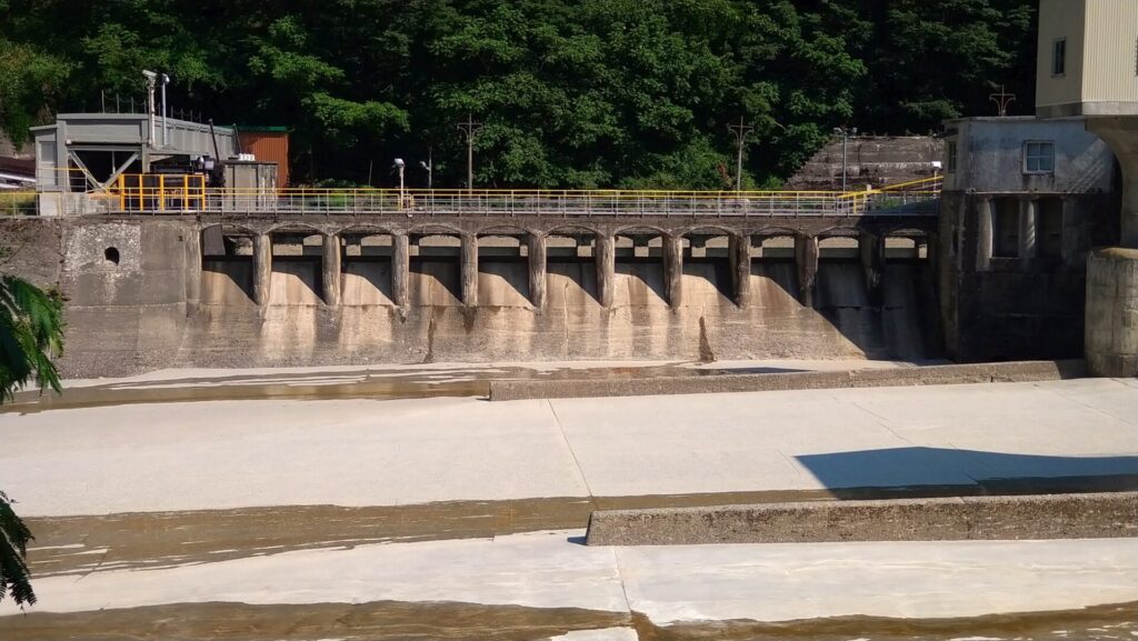 デンカ大網発電所取水堰の沈砂池