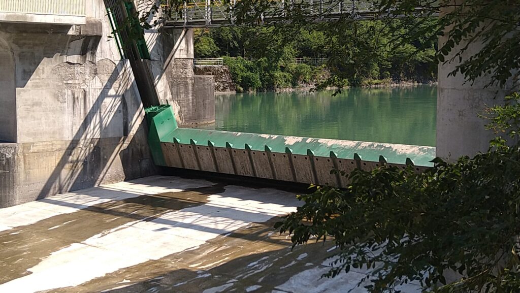 デンカ大網発電所取水堰のゲート