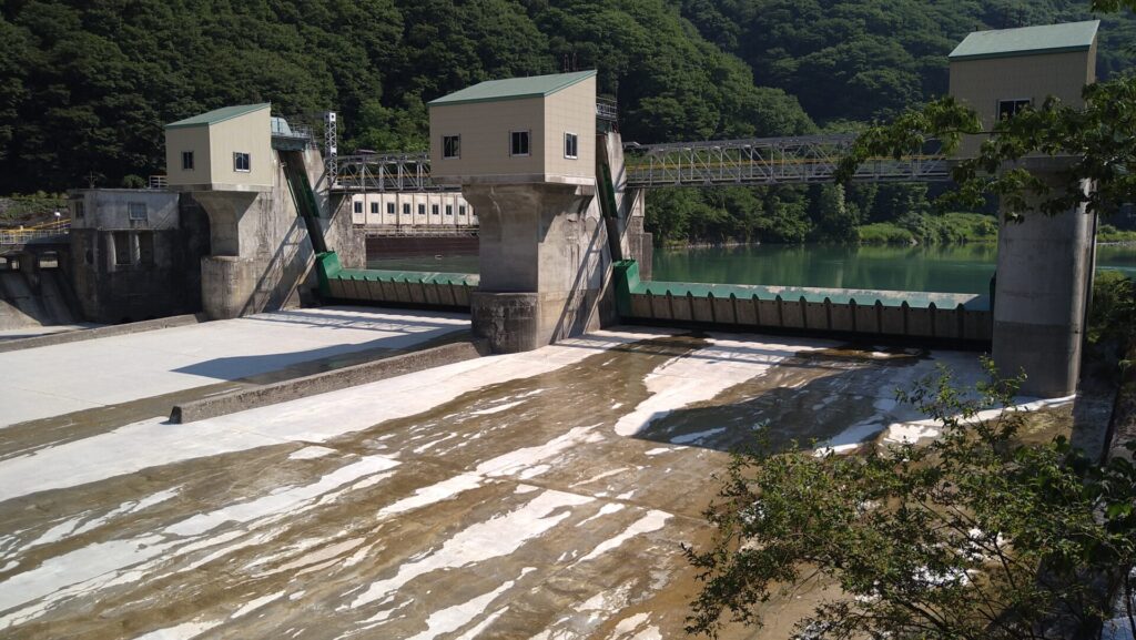下流側から見たデンカ大網発電所取水堰