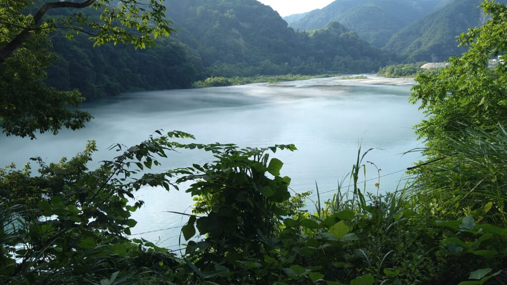 姫川第二ダムのダム湖