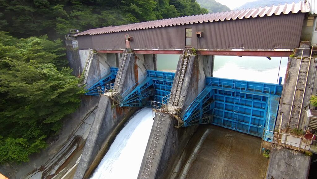 下流側から見た姫川第二ダム