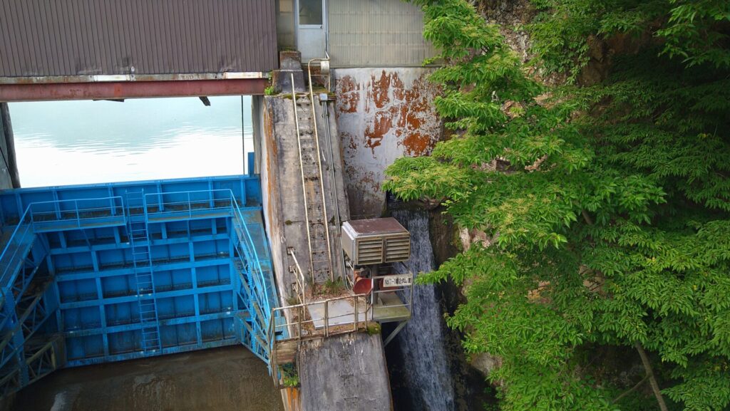 姫川第二ダムの放流口