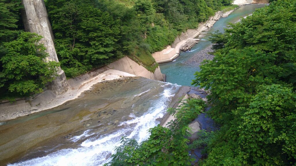 姫川第二ダムのダム下