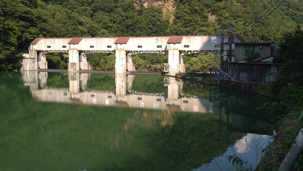 右岸の上流側から見た姫川第三ダム