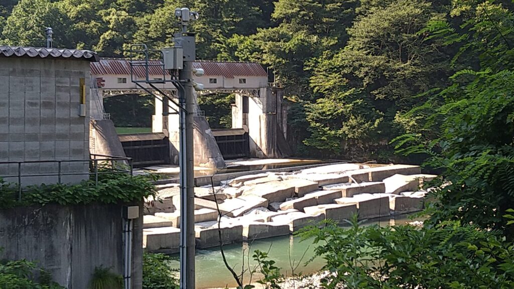 右岸の下流側から見た姫川第三ダム