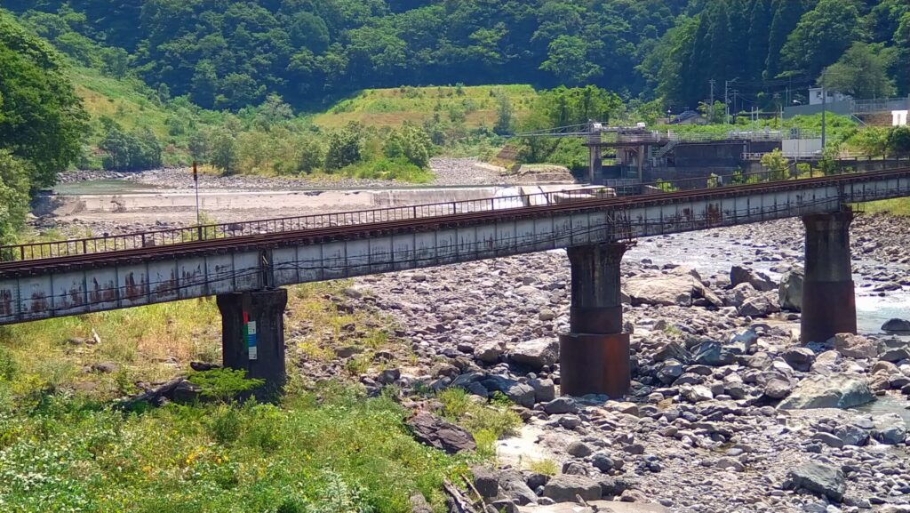 下流側から見た姫川第七発電所取水堰