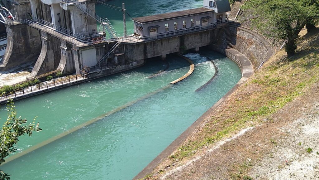 左岸から見た姫川第六発電所取水堰の取水口