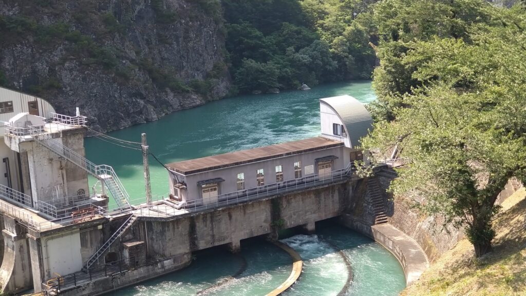 左岸から見た姫川第六発電所取水堰の上流側