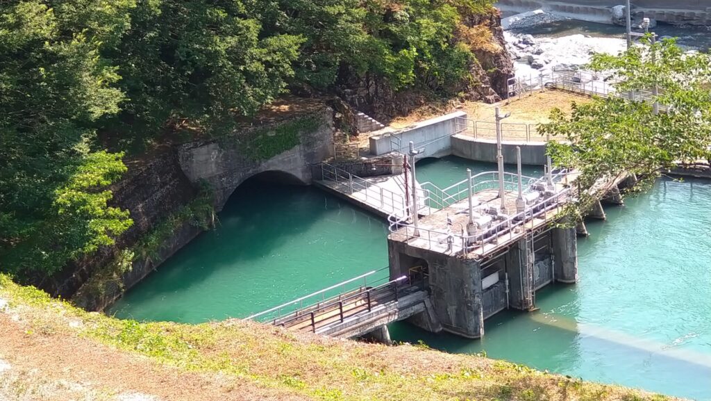 左岸から見た姫川第六発電所取水堰のトンネル