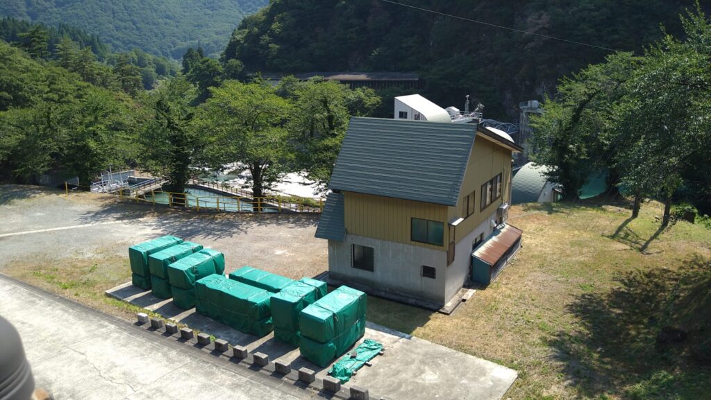 左岸から見た姫川第六発電所取水堰の上流側