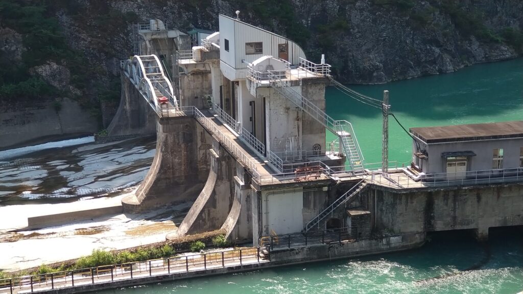 左岸から見た姫川第六発電所取水堰の堤体