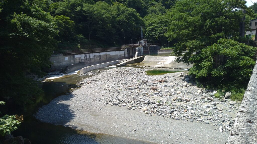 下流側から見た小滝川取水堰