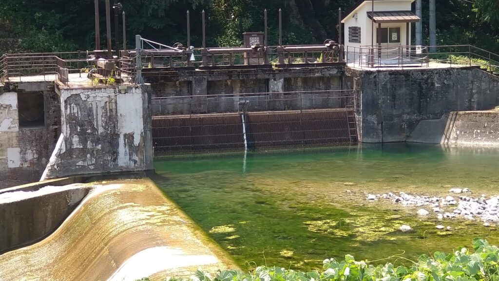 小滝川取水堰の取水口