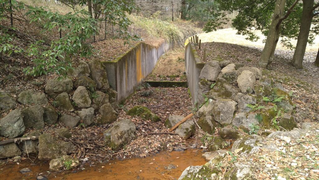 うつのみや文化の森にある調整池の導流部