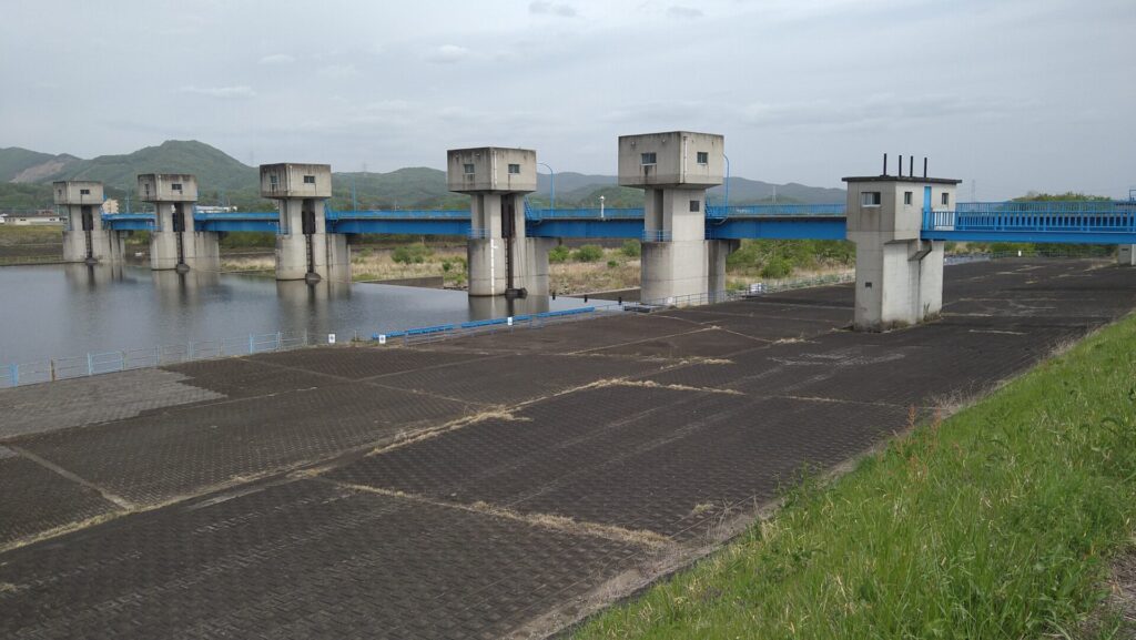 右岸の上流側から見た太田頭首工