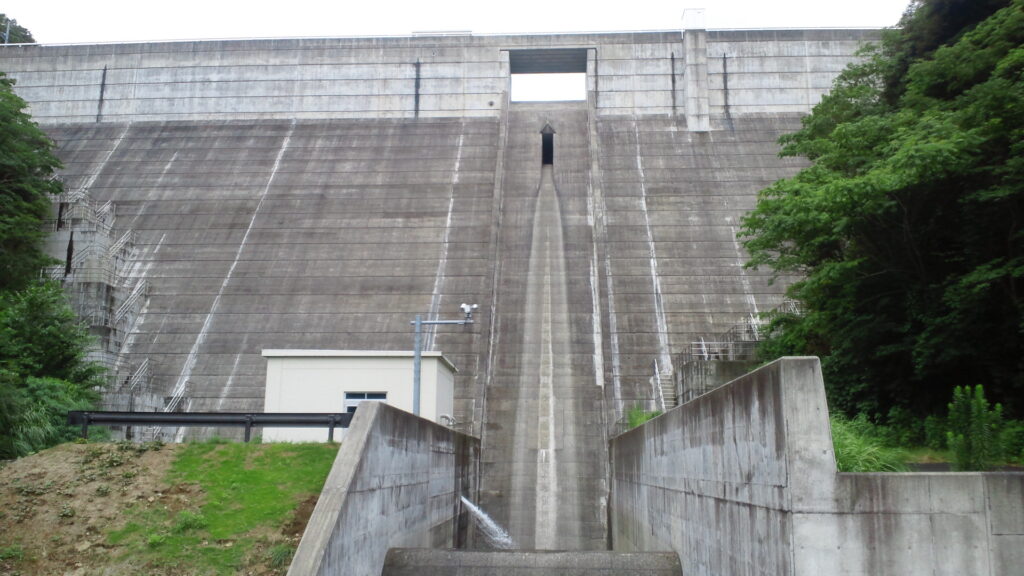 下流側から見た青野大師ダム