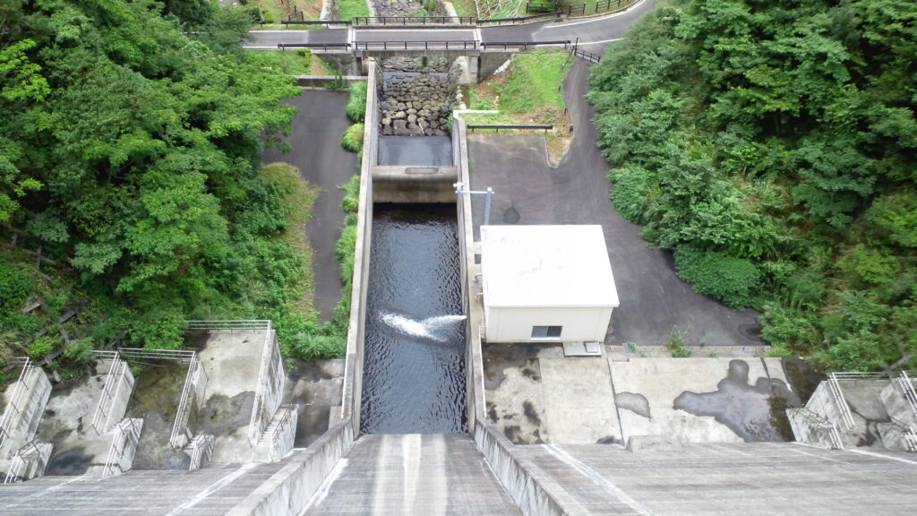 青野大師ダムのダム下