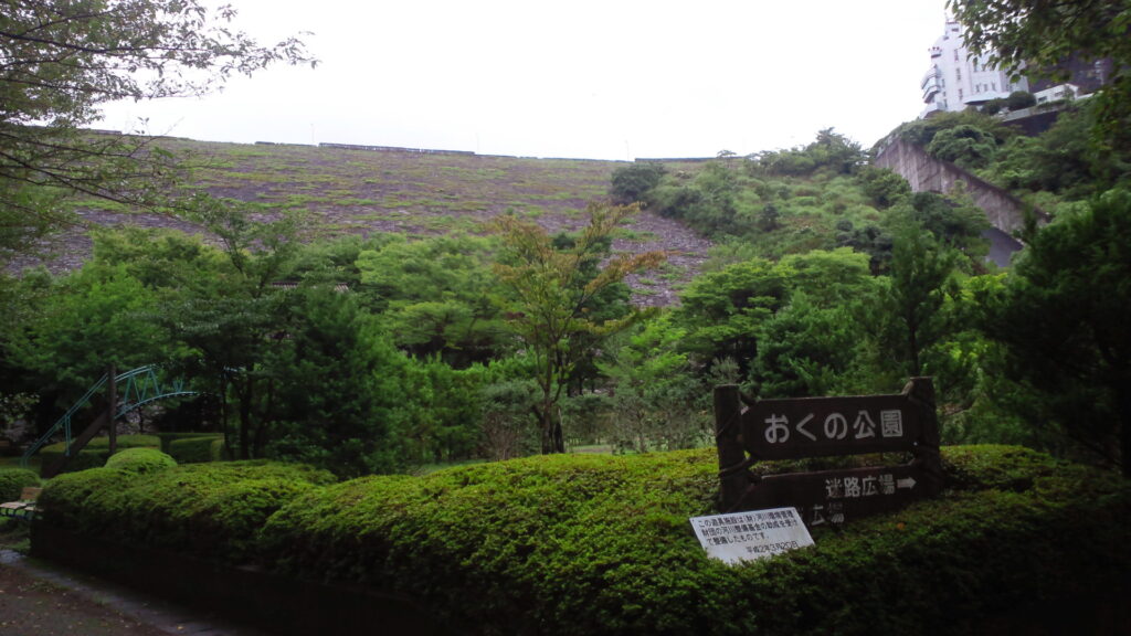 下流側から見た奥野ダム
