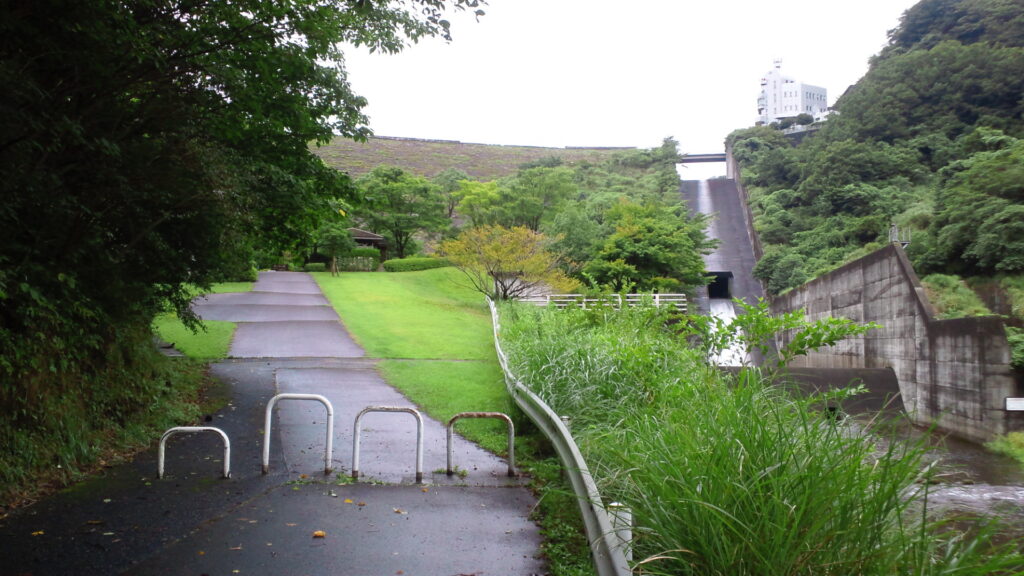 下流側から見た奥野ダム