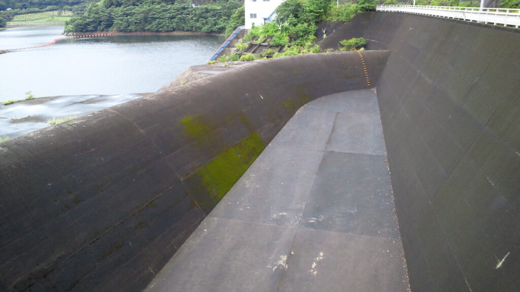 奥野ダムの洪水吐