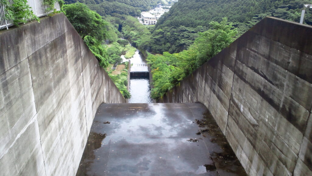 奥野ダムの洪水吐
