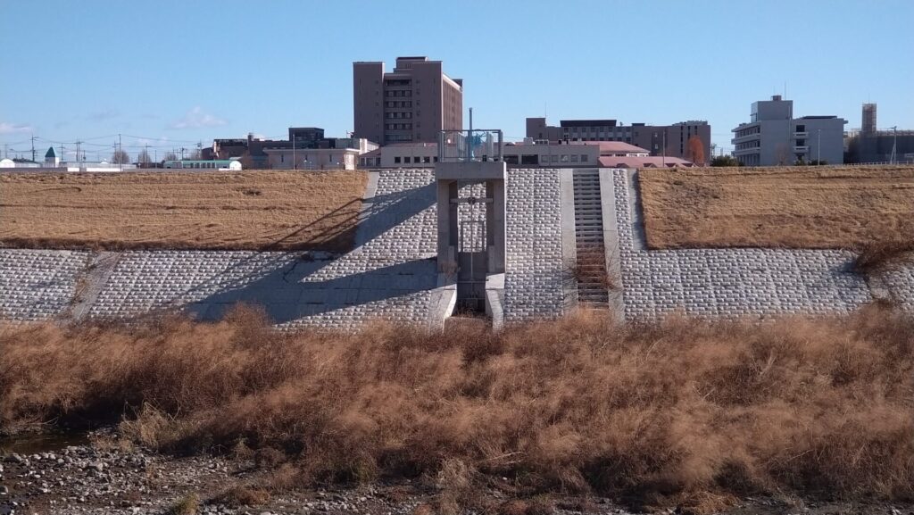 岩曽調節池の放流口