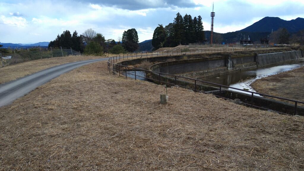 所野調整池の水路