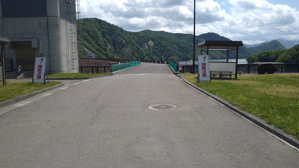 左岸から見た胆沢ダムの天端