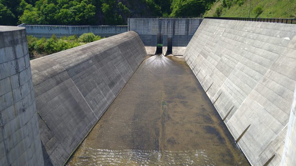 胆沢ダムの洪水吐