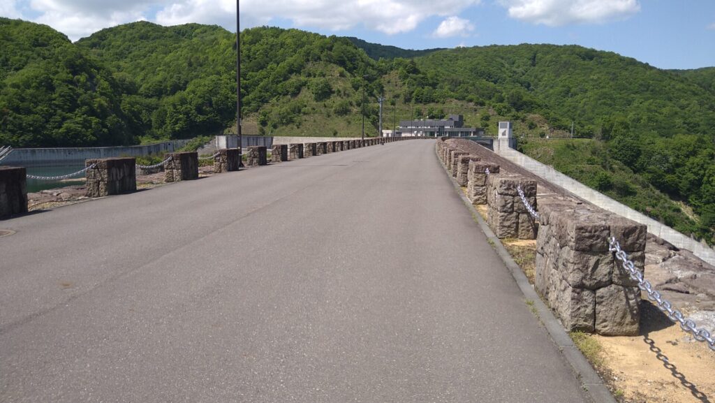 右岸から見た胆沢ダムの天端