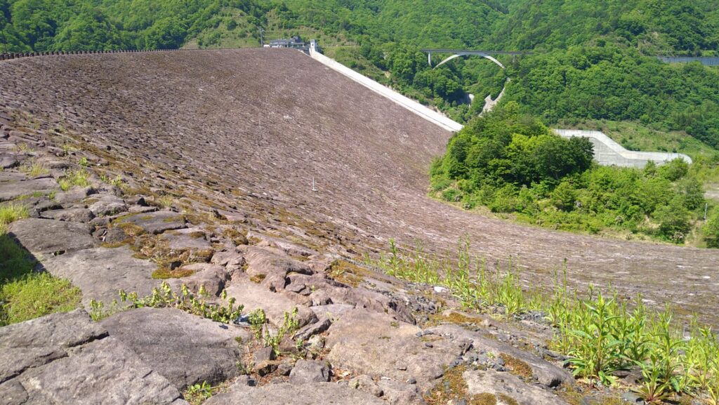 右岸の下流側から見た胆沢ダム