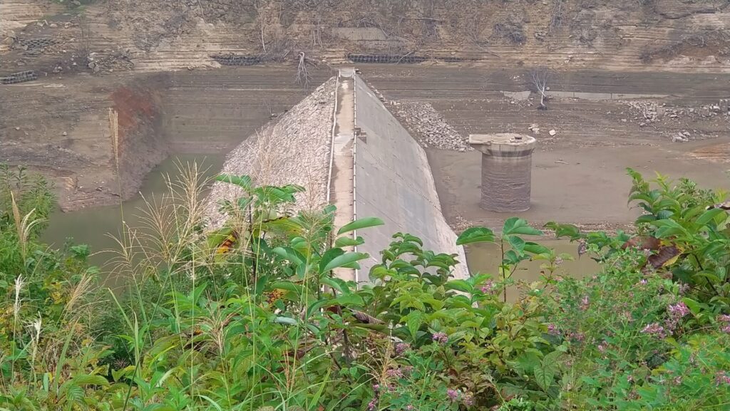 石淵広場から見える水没した石淵ダム