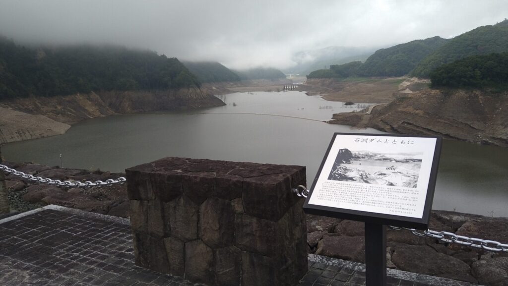 胆沢ダムの天端から見える石淵ダム