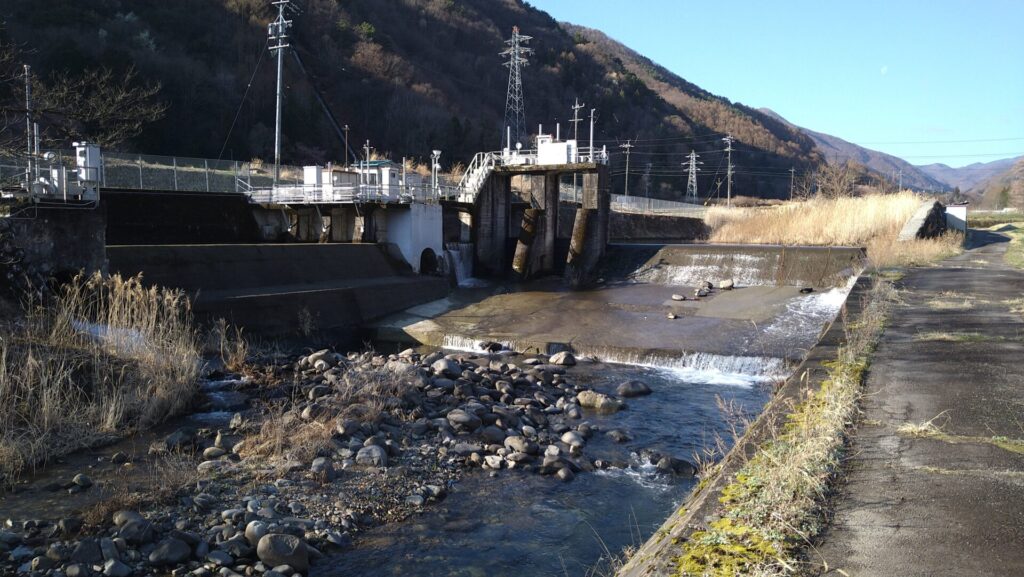 下流側から見た青原ダム