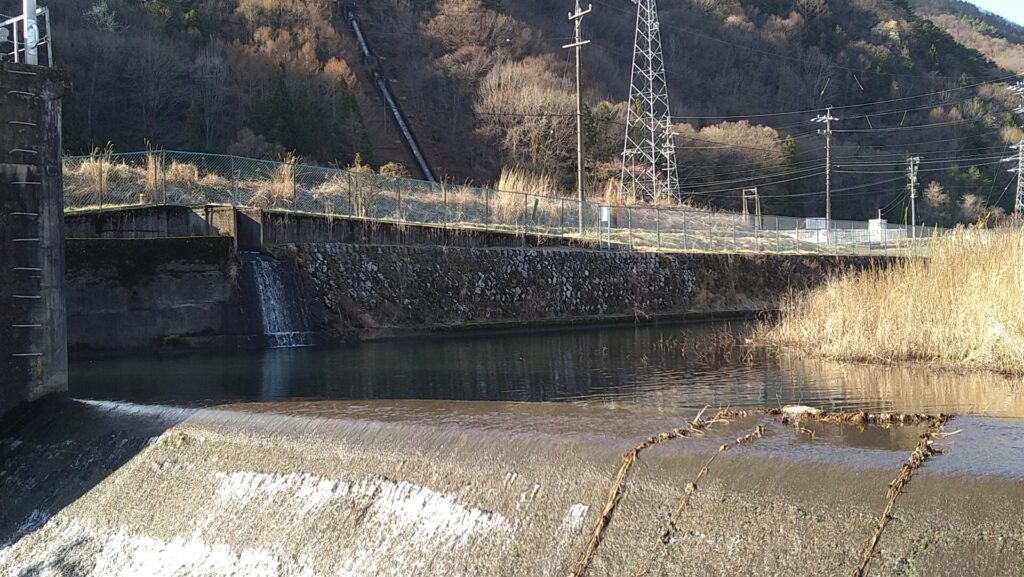 青原ダムの上流側
