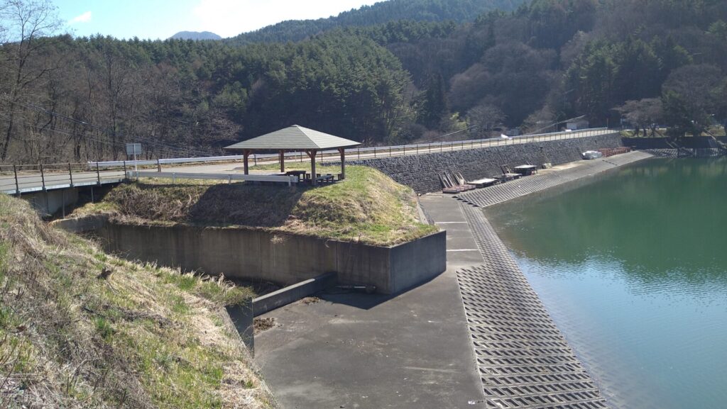 美鈴湖の堤体