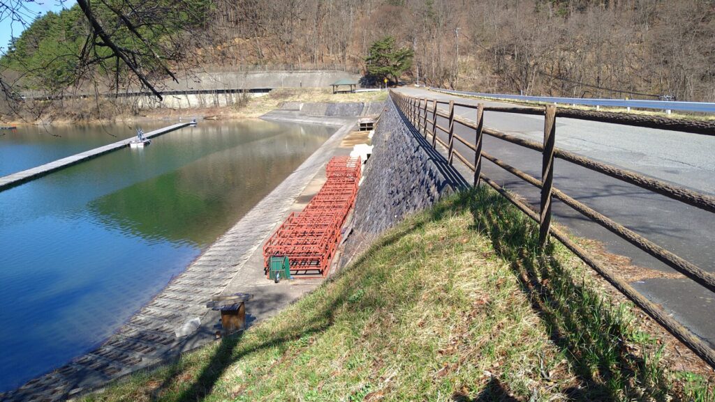 美鈴湖の堤体