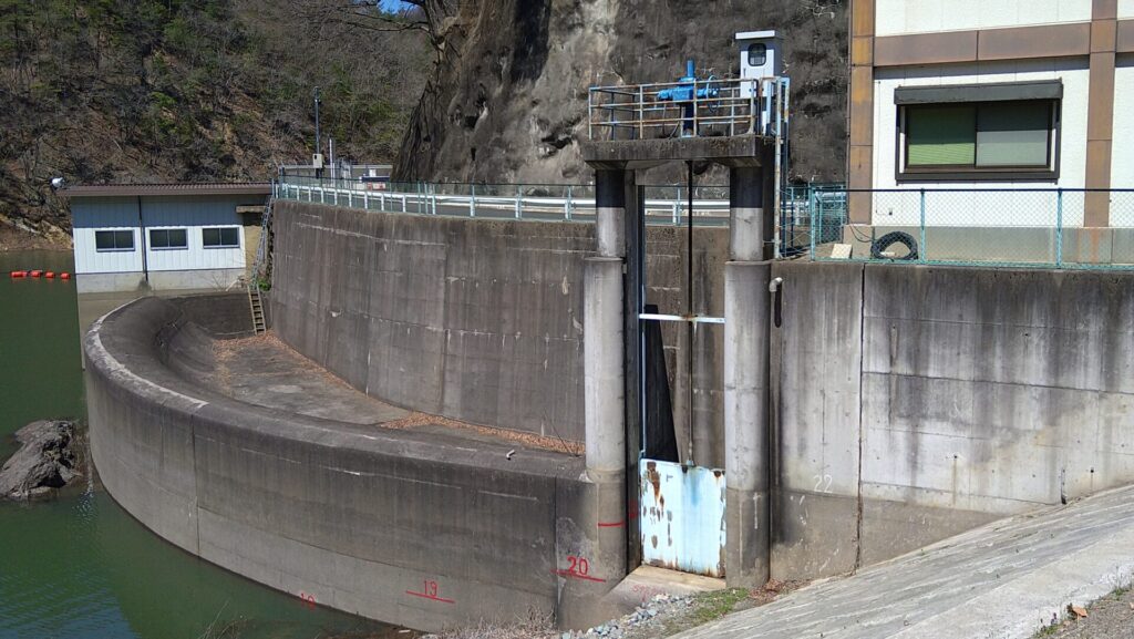 沢山池の洪水吐