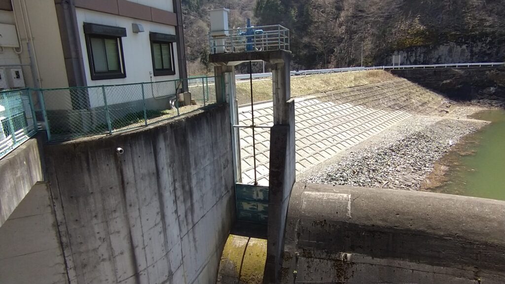 沢山池の洪水吐