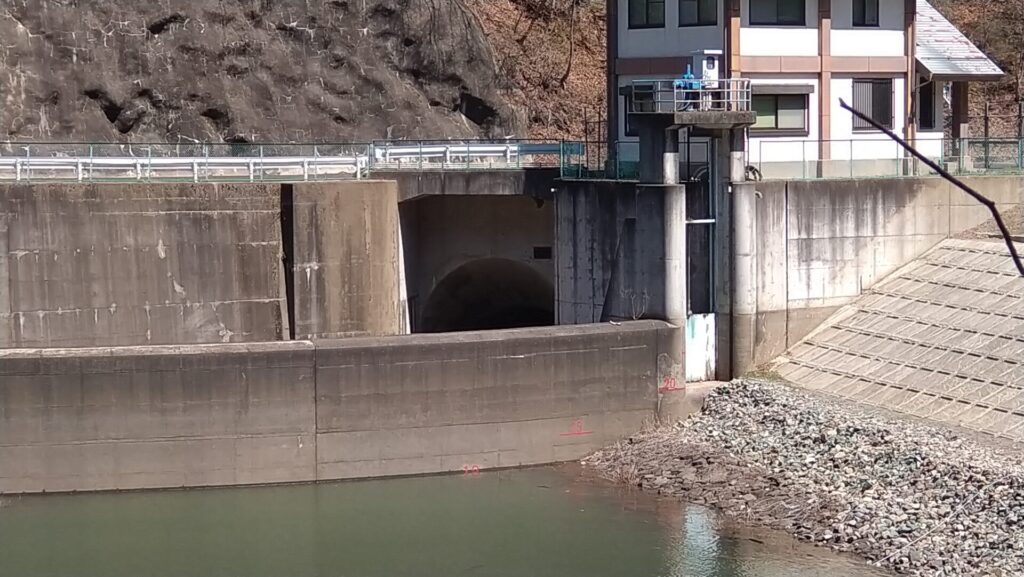 沢山池の洪水吐トンネル