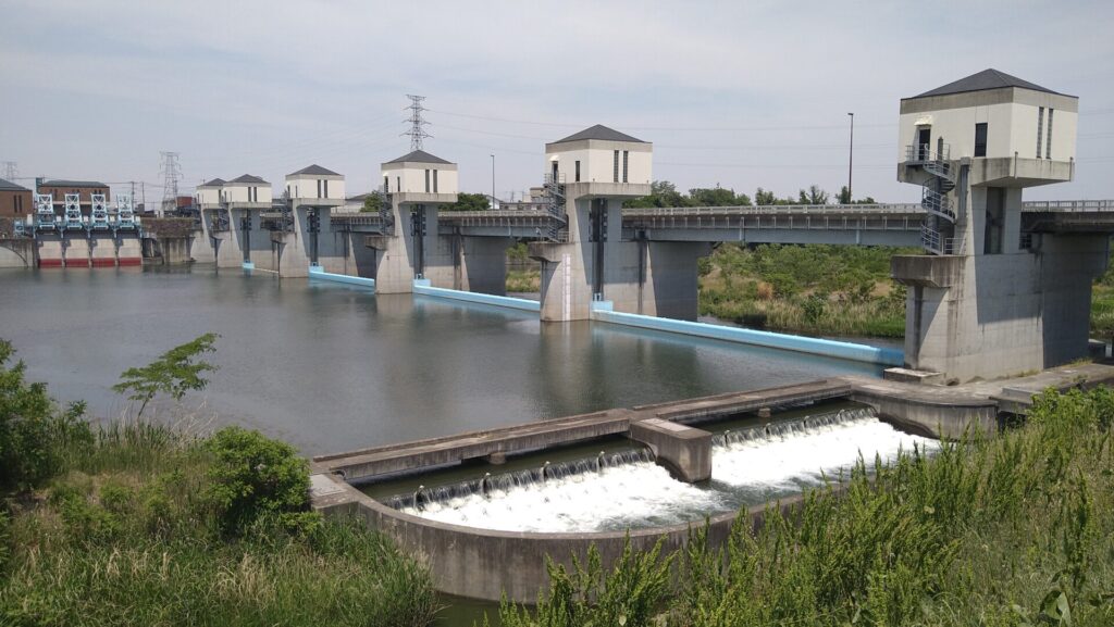 右岸の上流側から見た六堰頭首工
