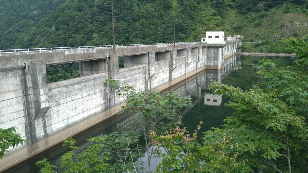 左岸の上流側から見た神室ダム