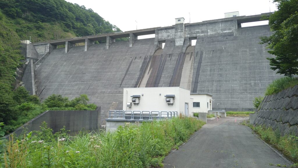 下流側から見た神室ダム