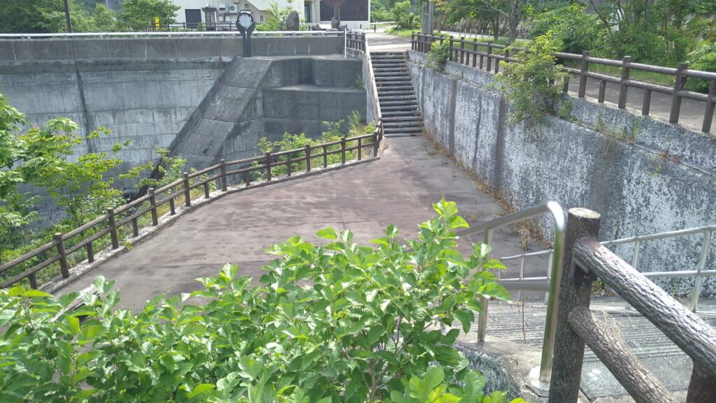 左岸にある神室ダムの展望台