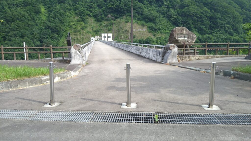 神室ダムの天端