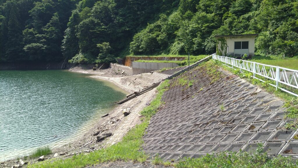 右岸の上流側から見た小以良川ダム