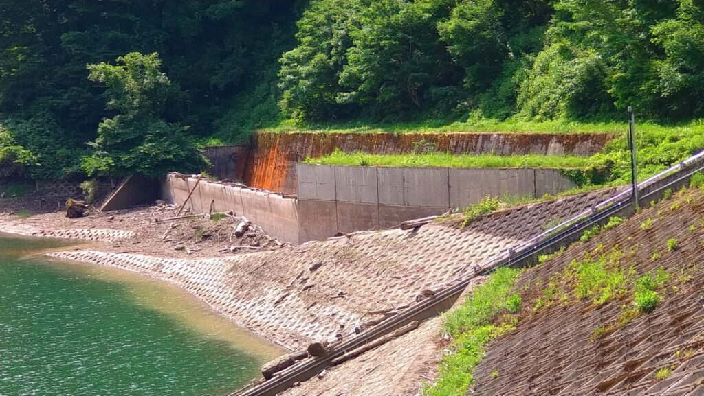 小以良川ダムの洪水吐