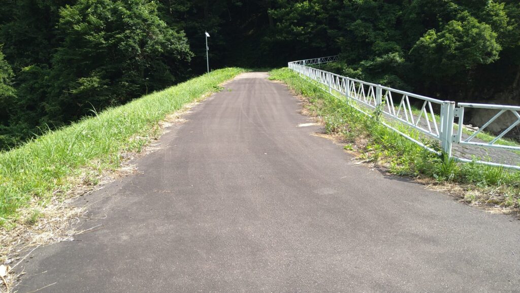 小以良川ダムの天端