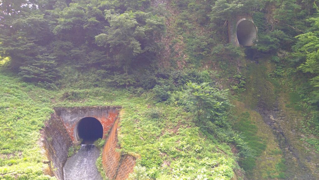 小以良川ダムの洪水吐